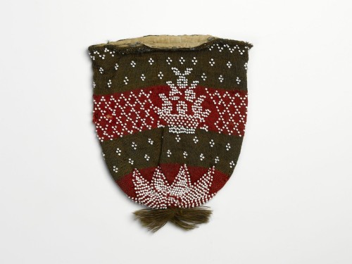 Tasje gebreid in tricotsteek in de kleuren rood en bruin, witte vormen, een ornament en een bloemenmand